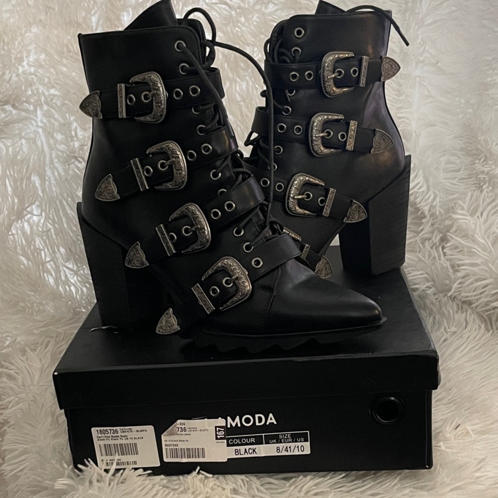 La Moda “Don’t Even Buckle” Boots – Women’s 10 (NIB)